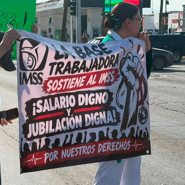 Trabajadores del IMSS se Manifiestan en Periférico de Gómez Palacio, Durango